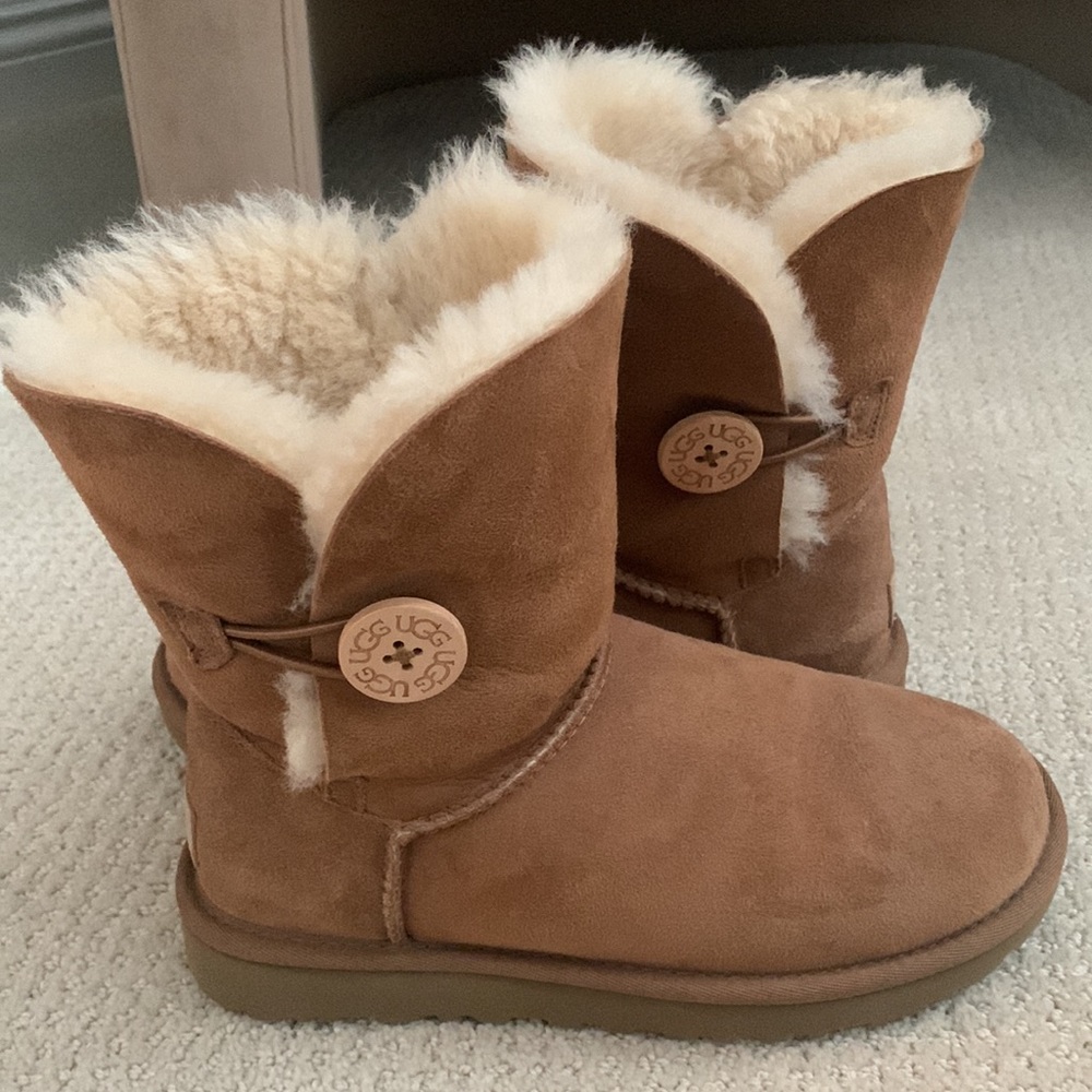 Ugg Bailey Button Il - image 3